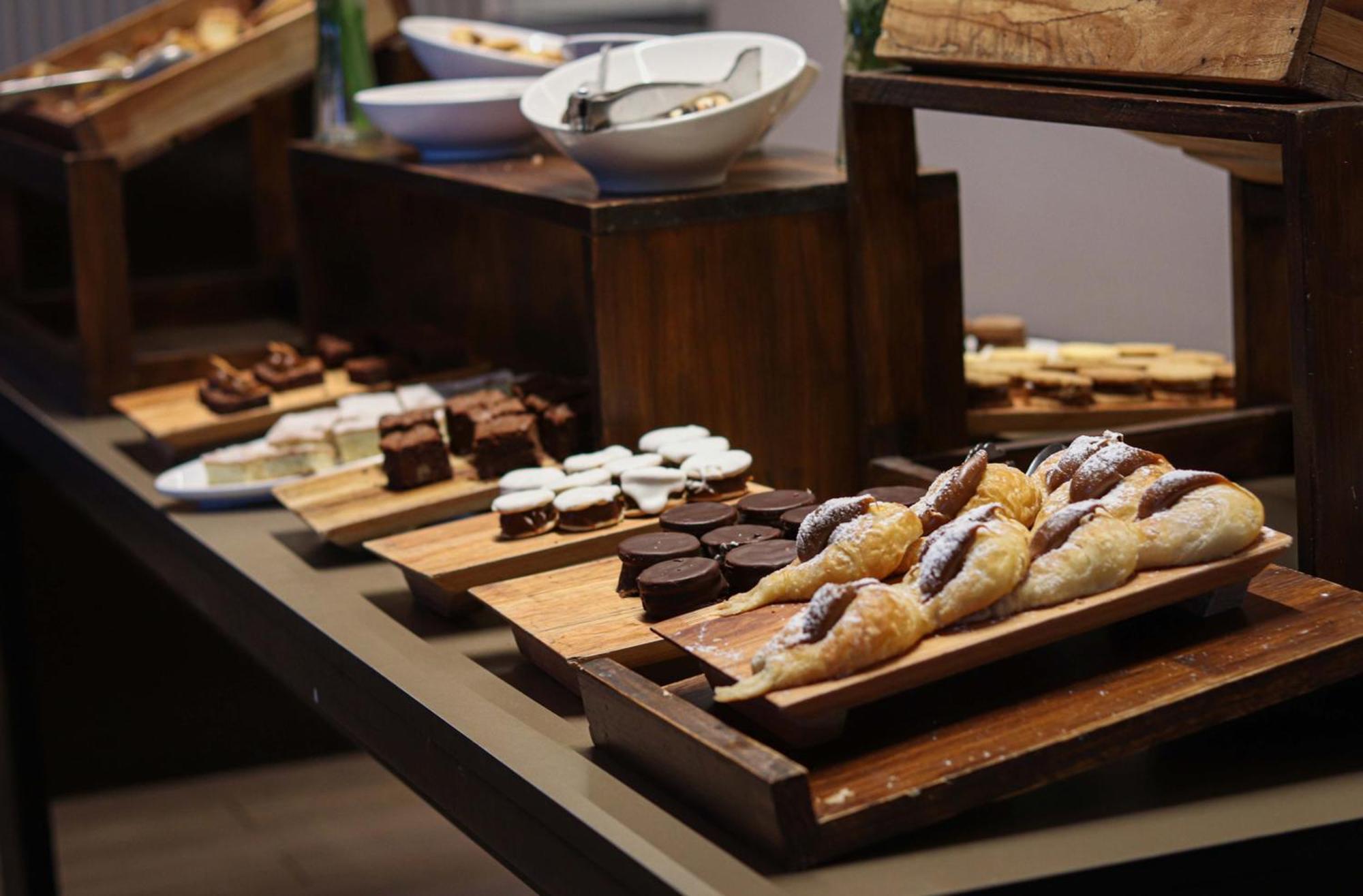 Hotel Wyndham Nordelta Tigre - Buenos Aires Esterno foto A selection of desserts