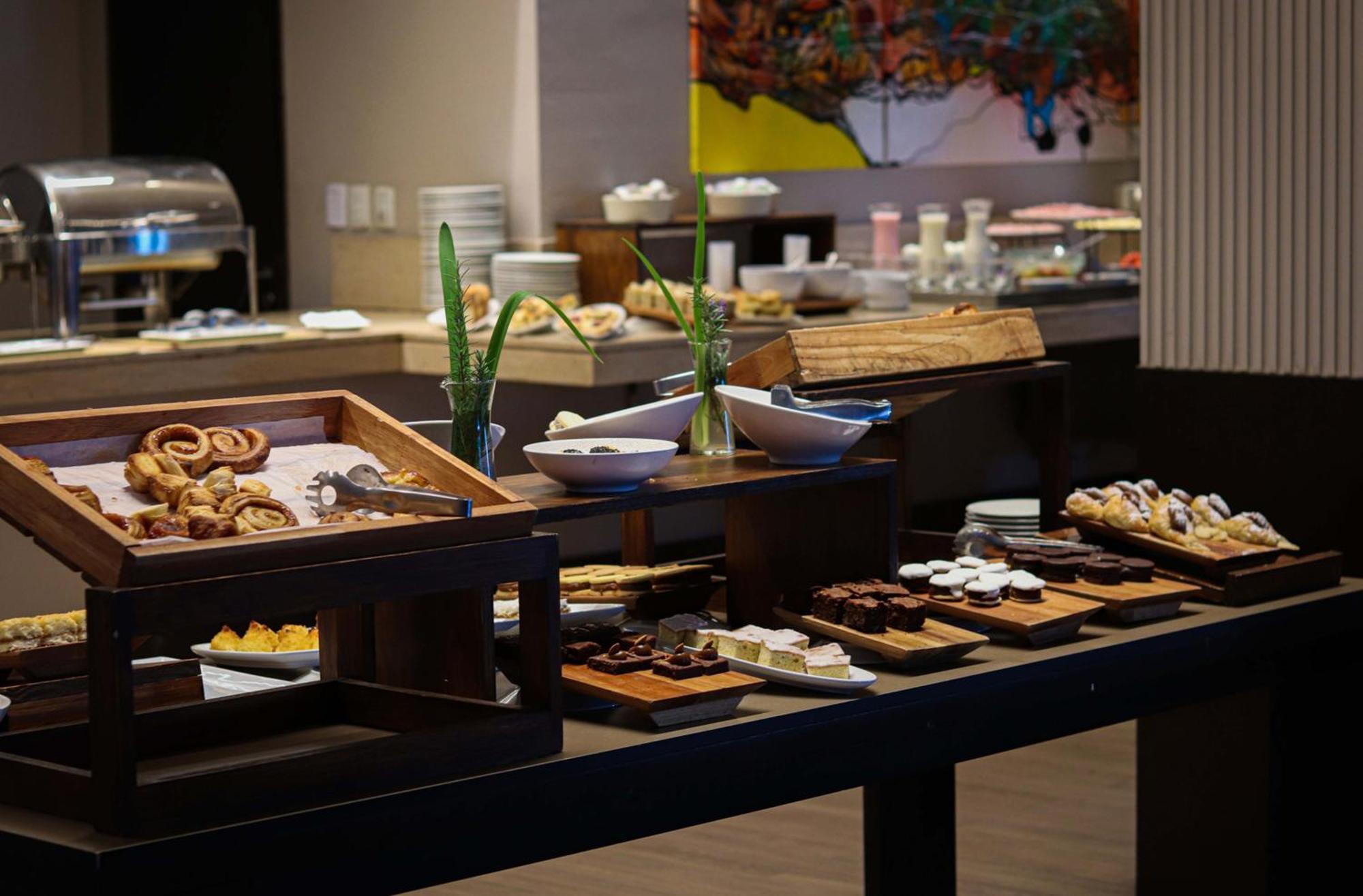 Hotel Wyndham Nordelta Tigre - Buenos Aires Esterno foto A dessert buffet