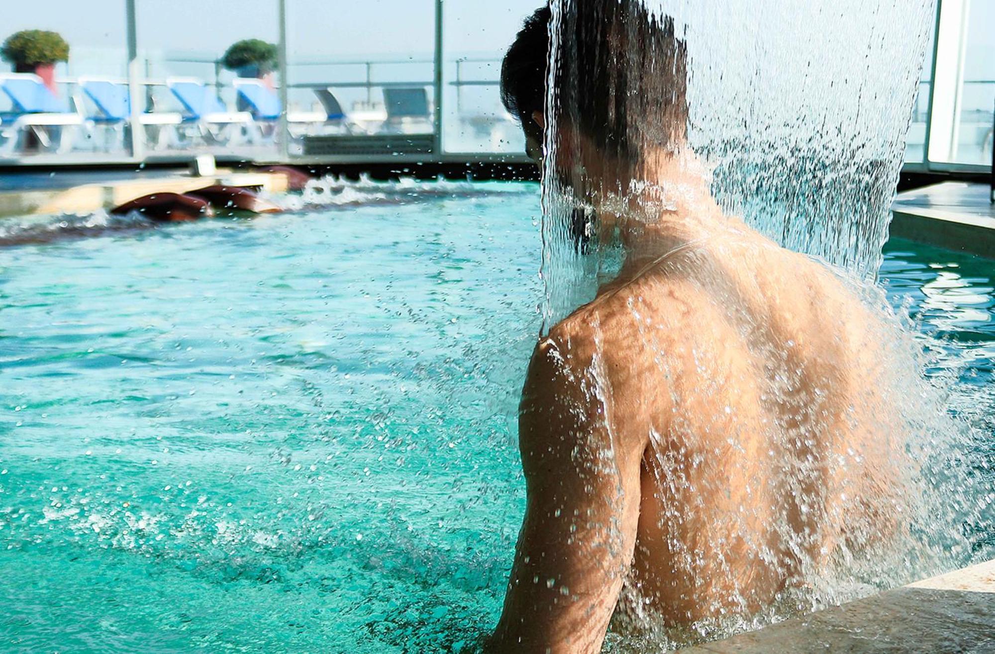 Hotel Wyndham Nordelta Tigre - Buenos Aires Esterno foto A man in a swimming pool